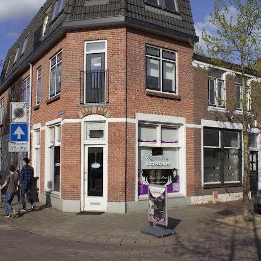 Kapsalon Londen op de hoek aan de Burgemeester de Withstraat 62 in De Bilt